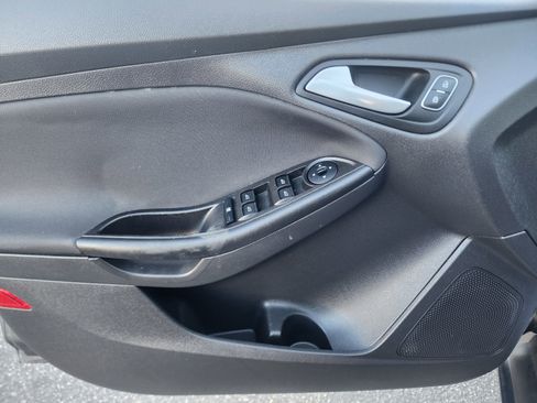 Used 2018 Ford Focus SE w/ SE Appearance Package image 22