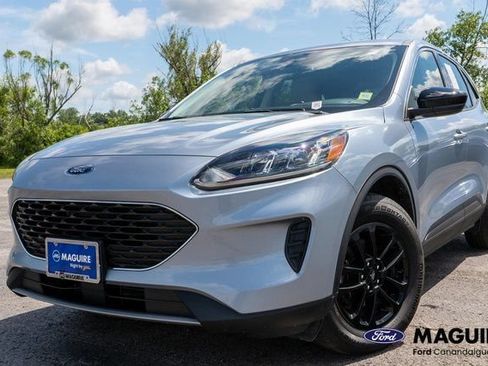 Used 2022 Ford Escape SE w/ Cold Weather Package AWD/4WD image 1