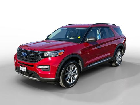 Certified 2021 Ford Explorer XLT w/ Equipment Group 202A AWD/4WD image 1