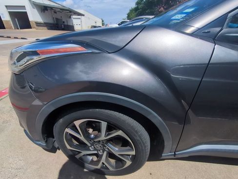 Used 2020 Toyota C-HR XLE FWD image 2