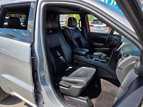 Used 2018 Jeep Grand Cherokee Altitude RWD image 54