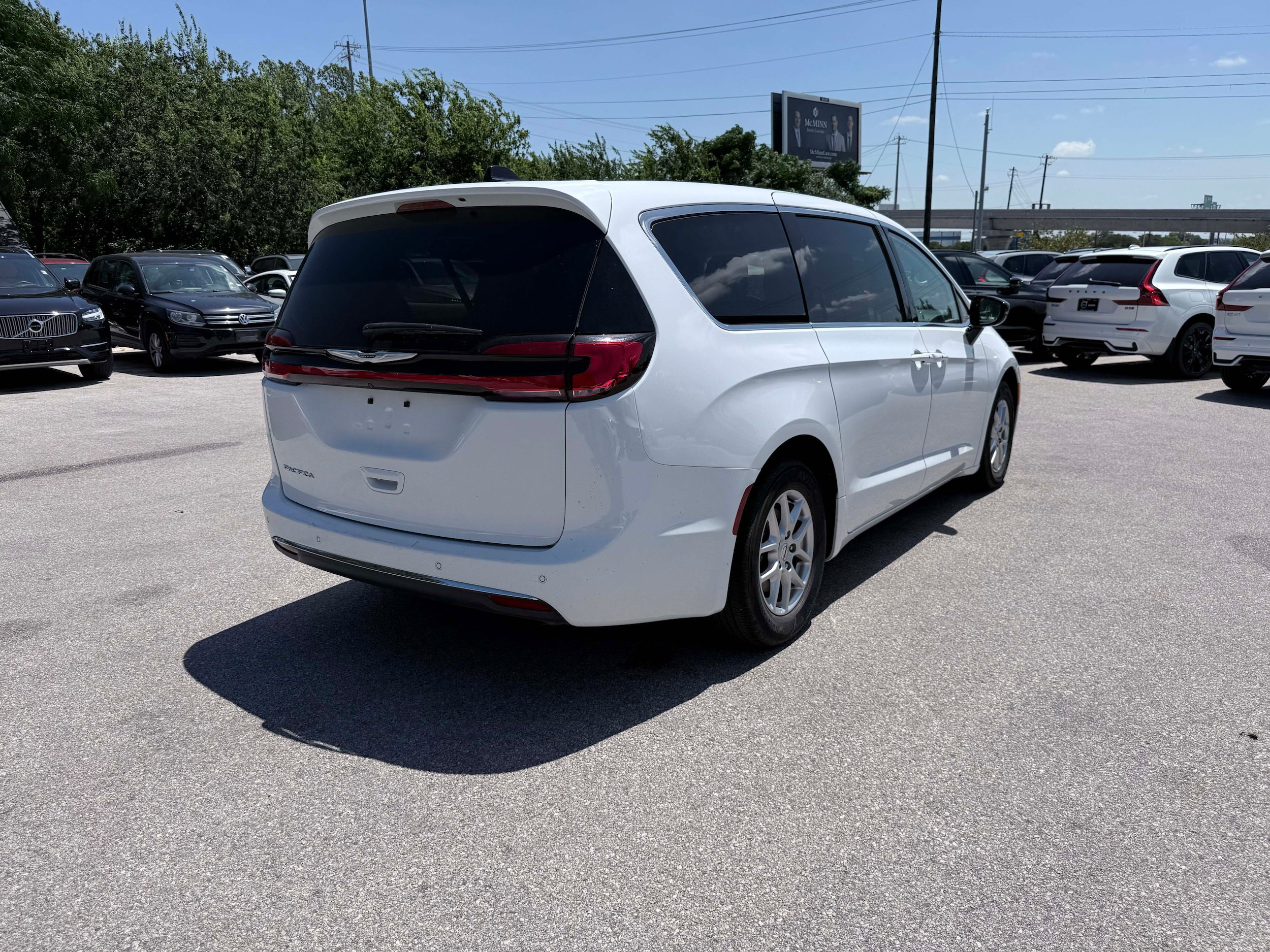 Used 2024 Chrysler Pacifica Touring-L FWD image 6