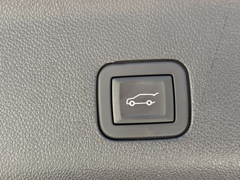 Used 2025 GMC Yukon XL Denali AWD/4WD image 11