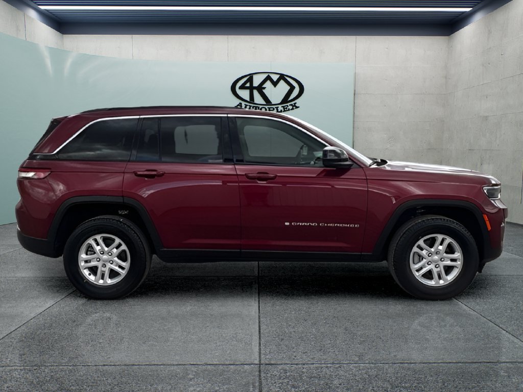 Used 2024 Jeep Grand Cherokee Laredo RWD image 2