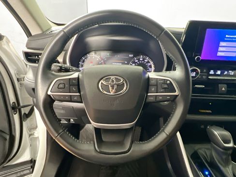 Used 2023 Toyota Highlander XLE FWD image 17