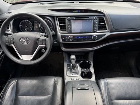 Used 2016 Toyota Highlander Limited w/ Driver Technology Package AWD/4WD image 3