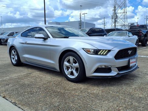 Used 2017 Ford Mustang Coupe RWD image 2