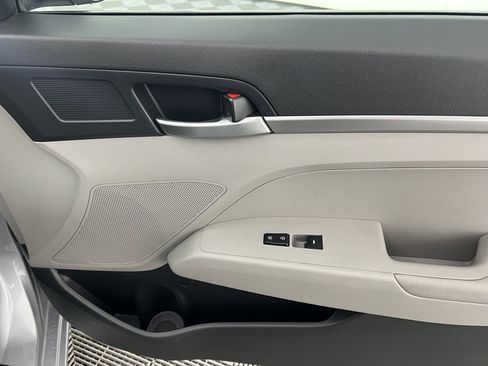 Used 2020 Hyundai Elantra SE FWD image 24