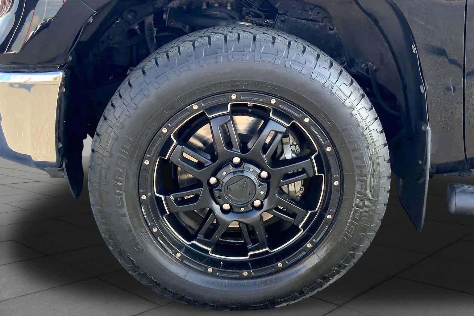 Used 2014 Toyota Tundra SR5 w/ SR5 Upgrade Package AWD/4WD image 11