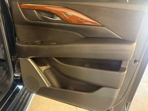 Used 2018 Cadillac Escalade ESV Luxury AWD/4WD image 30