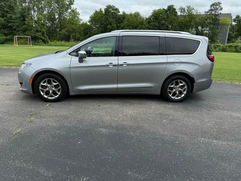 Used 2017 Chrysler Pacifica Limited image 9