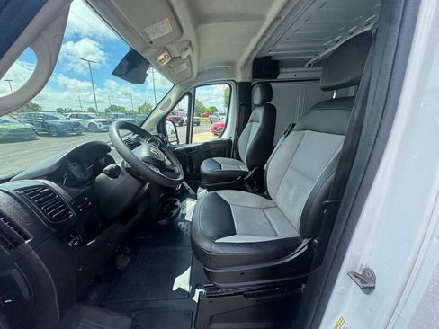 Used 2025 RAM ProMaster 2500 w/ Convenience Group FWD image 8