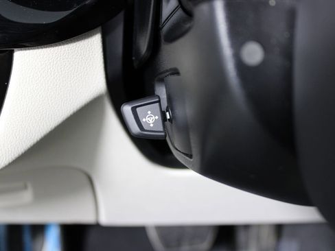 Used 2023 BMW 530e w/ M Sport Package image 15