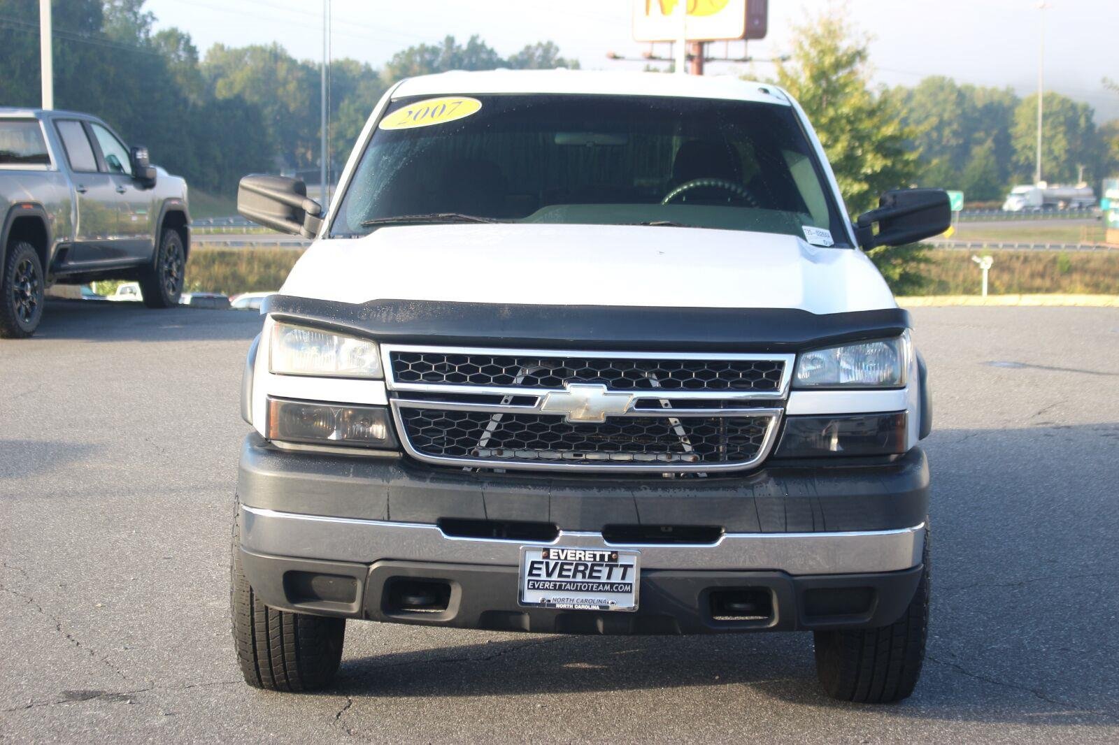 Used 2007 Chevrolet Silverado 2500 W/T w/ Heavy-Duty Power Package AWD/4WD image 2