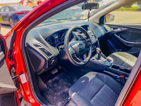 Used 2018 Ford Focus SE w/ SE Appearance Package image 10