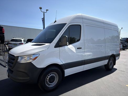 Used 2024 Mercedes-Benz Sprinter 2500 image 2