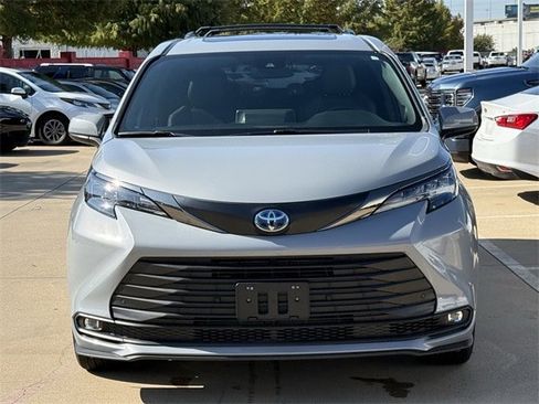 Used 2024 Toyota Sienna XLE Woodland Edition image 8