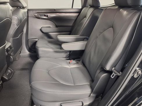 Used 2025 Toyota Highlander Limited image 24