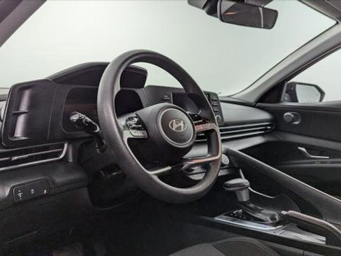 Used 2025 Hyundai Elantra SE image 23