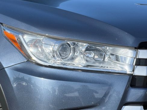 Used 2017 Toyota Highlander LE FWD image 11