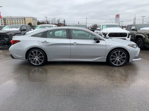 Used 2019 Toyota Avalon XSE image 3