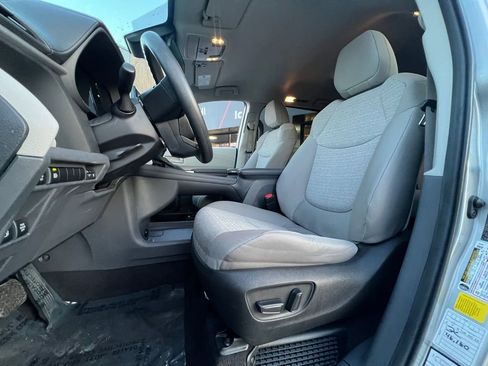 Used 2024 Toyota Sienna LE image 9