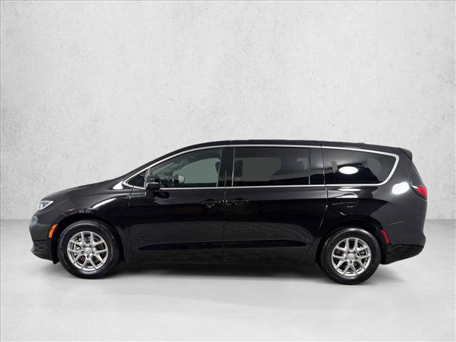 Used 2025 Chrysler Pacifica Select FWD image 6