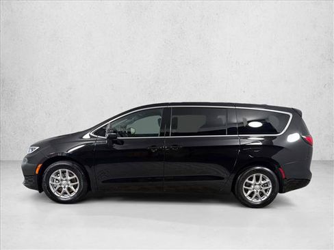 Used 2025 Chrysler Pacifica Select FWD image 6