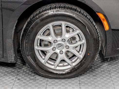 Used 2023 Chrysler Pacifica Touring-L image 33