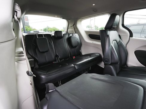 Used 2024 Chrysler Pacifica Limited FWD image 39