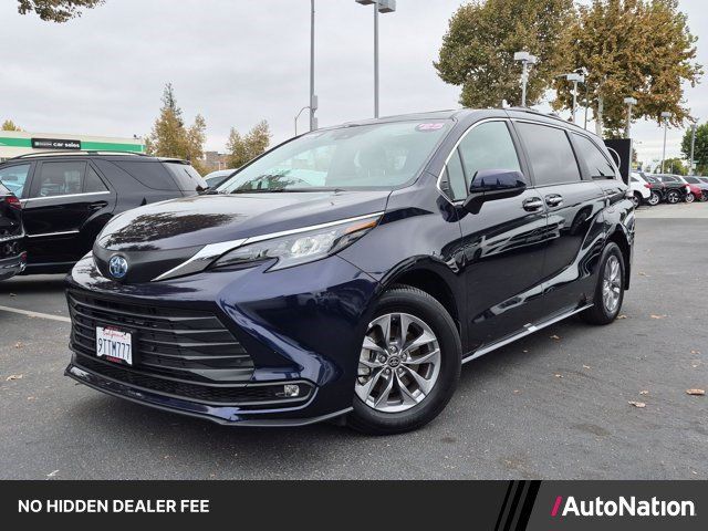 Used 2025 Toyota Sienna XLE AWD/4WD image 1