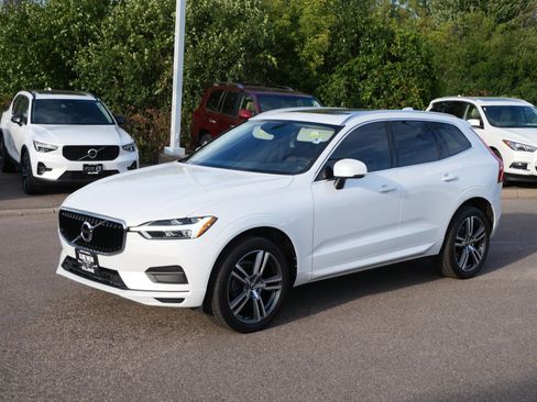 Used 2020 Volvo XC60 T5 Momentum w/ Protection Package Premier AWD/4WD image 3
