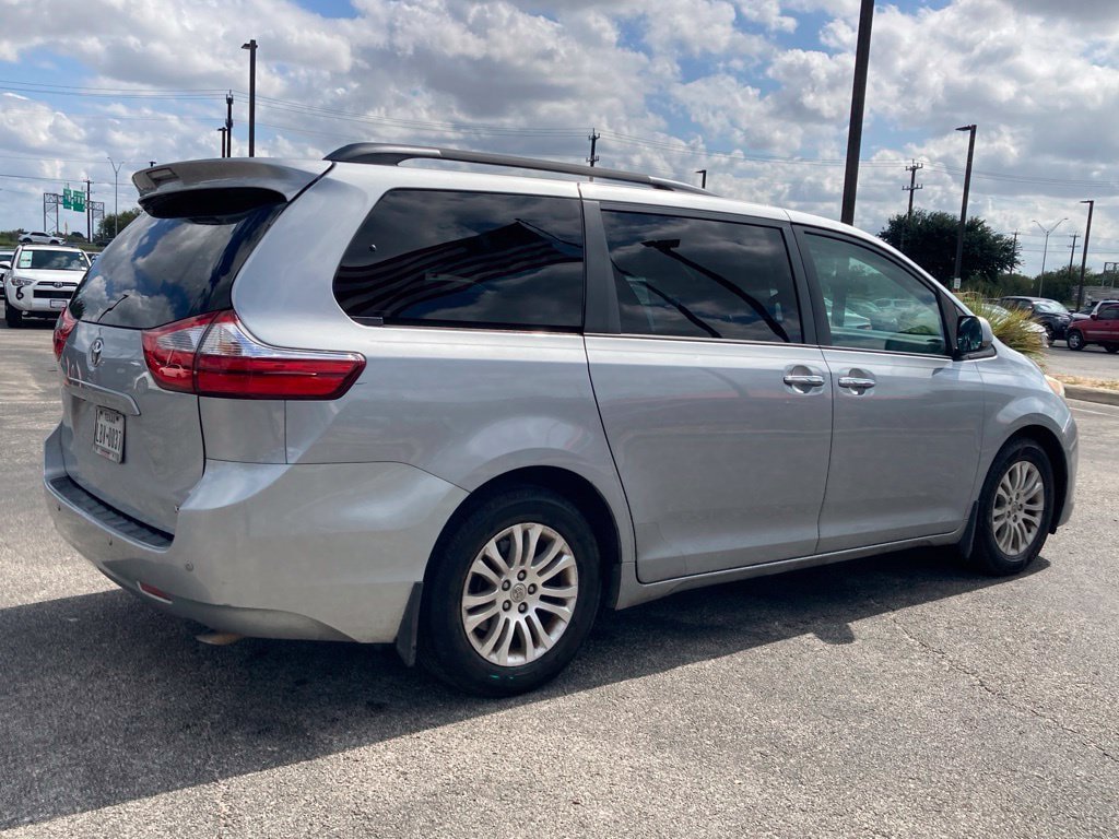 Used 2015 Toyota Sienna XLE Premium FWD image 4