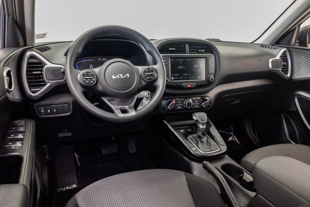Used 2025 Kia Soul LX w/ LX Technology Package FWD image 7