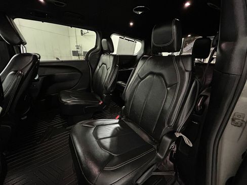 Used 2021 Chrysler Pacifica Touring-L w/ Uconnect Theater Family Group image 19