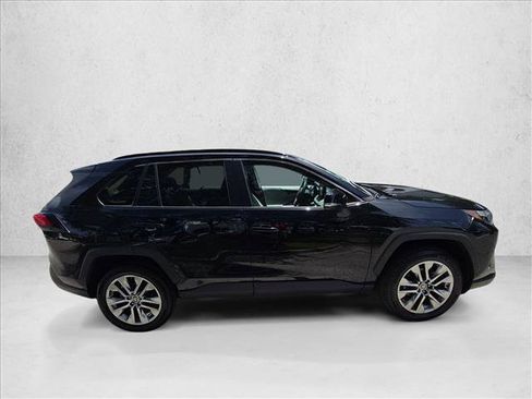 Used 2022 Toyota RAV4 XLE Premium FWD image 4