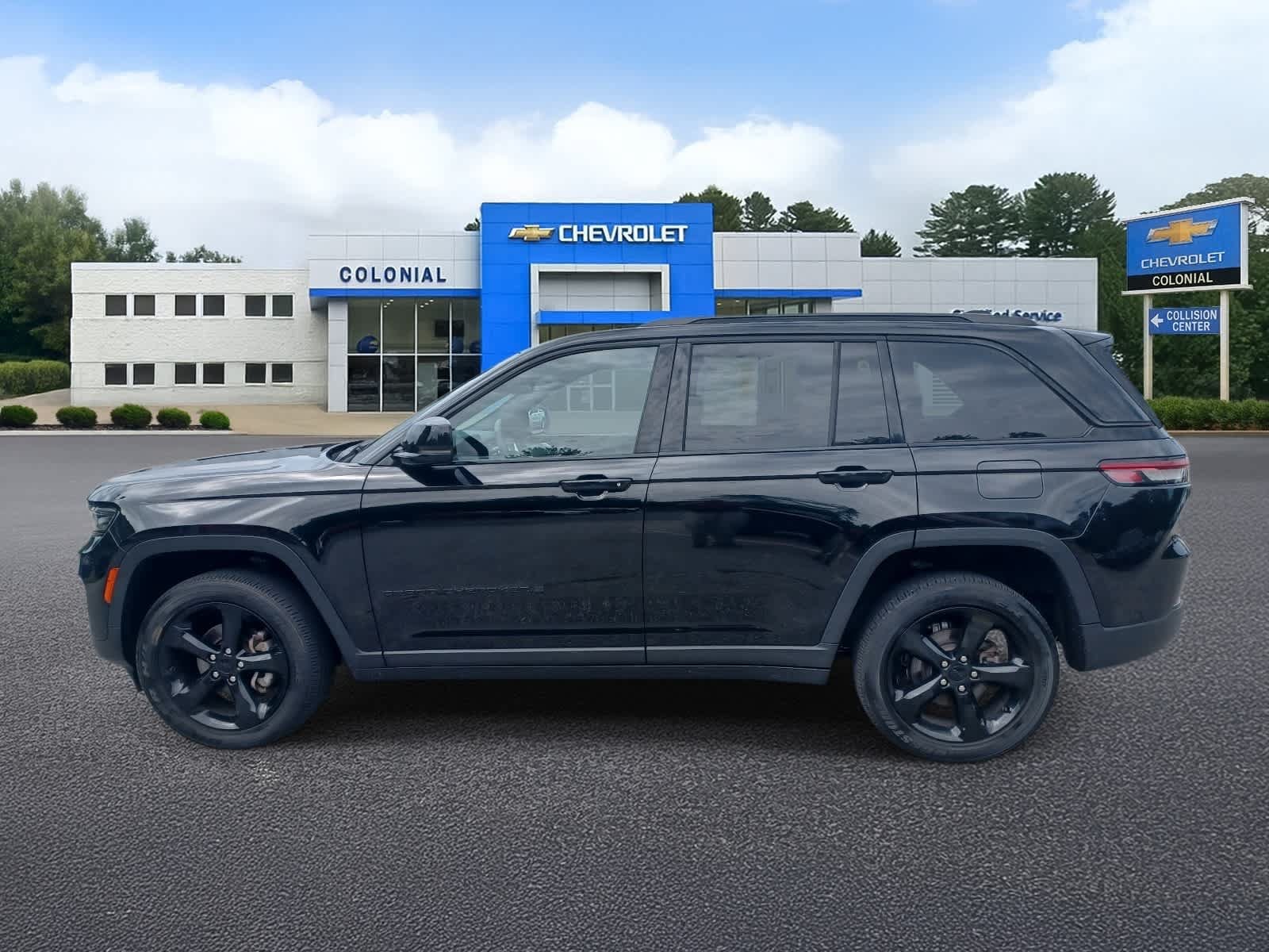 Used 2023 Jeep Grand Cherokee Altitude AWD/4WD image 6