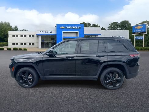 Used 2023 Jeep Grand Cherokee Altitude AWD/4WD image 6