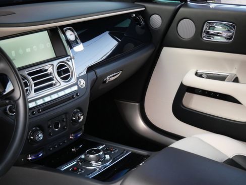 Used 2017 Rolls-Royce Wraith image 26