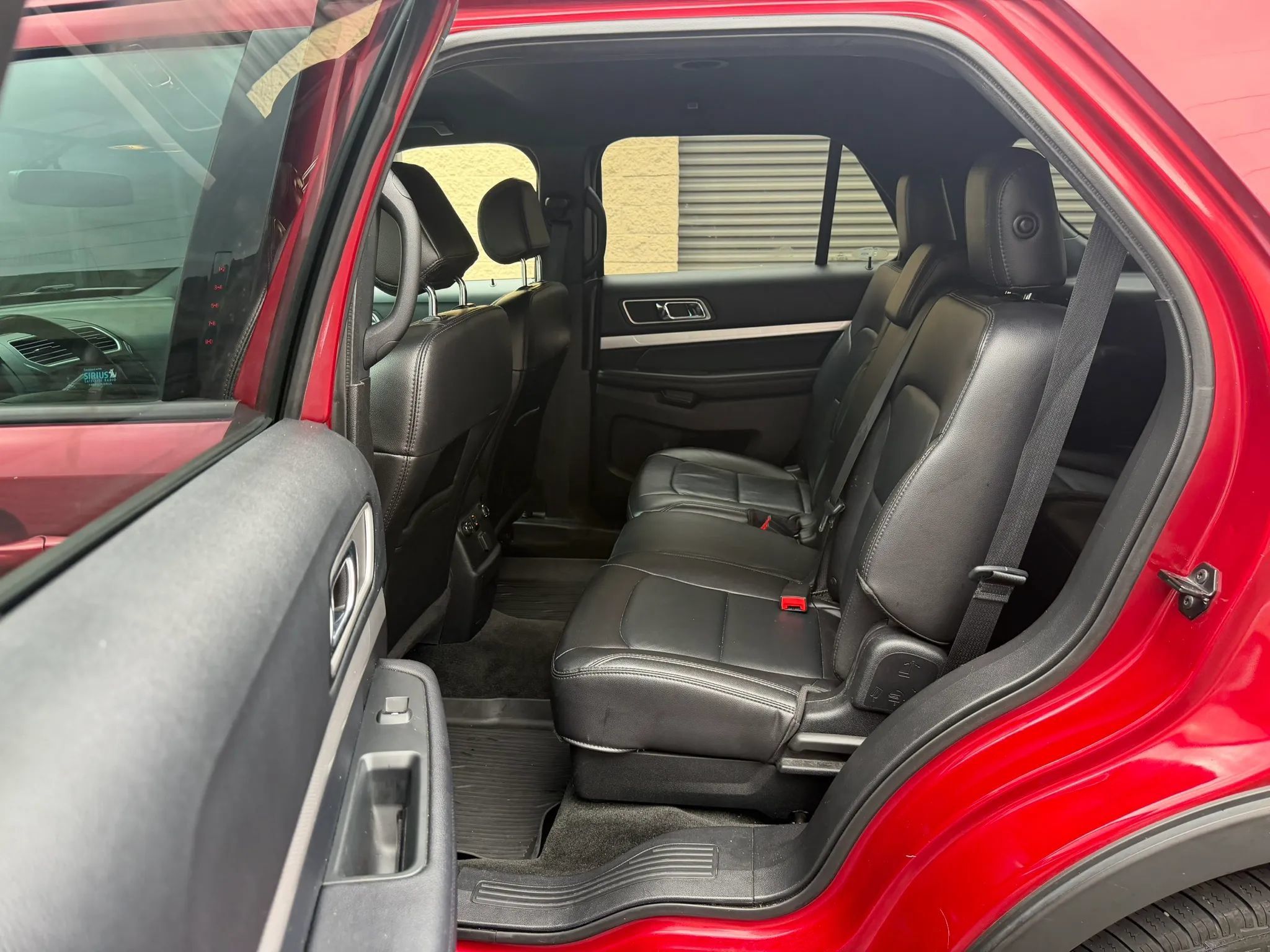 Used 2017 Ford Explorer XLT w/ Equipment Group 202A FWD image 29