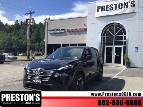 Used 2025 Nissan Rogue SV AWD/4WD image 1