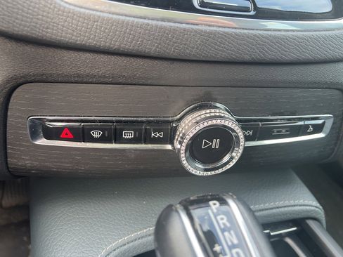 Used 2020 Volvo XC90 T6 Momentum w/ Protection Package Premier image 12