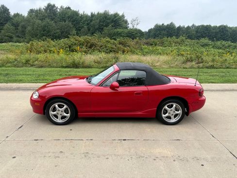 Used 2002 MAZDA MX-5 Miata RWD image 6
