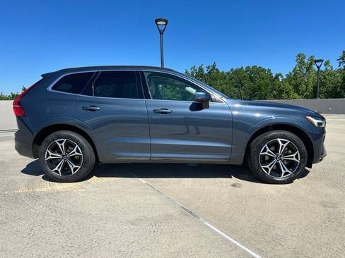 Certified 2022 Volvo XC60 B5 Momentum w/ Climate Package AWD/4WD image 10