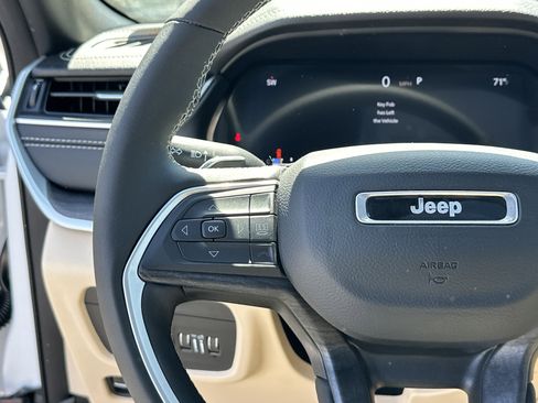 Used 2025 Jeep Grand Cherokee Limited image 27