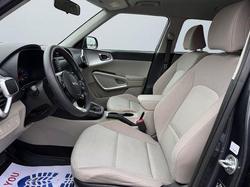 Used 2022 Kia Soul LX image 9