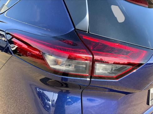 Used 2025 Nissan Rogue SV FWD image 29