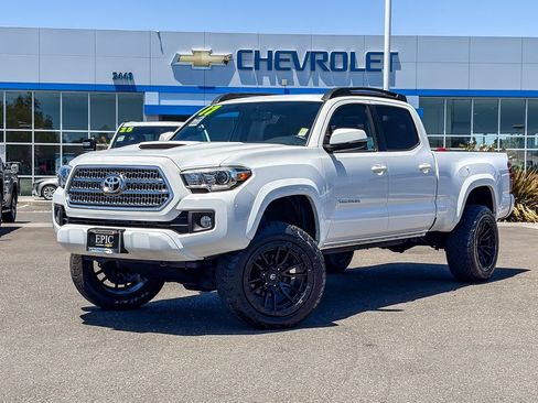 Used 2017 Toyota Tacoma TRD Sport AWD/4WD image 1