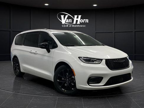 New 2026 Chrysler Pacifica Limited w/ S Appearance Package image 1