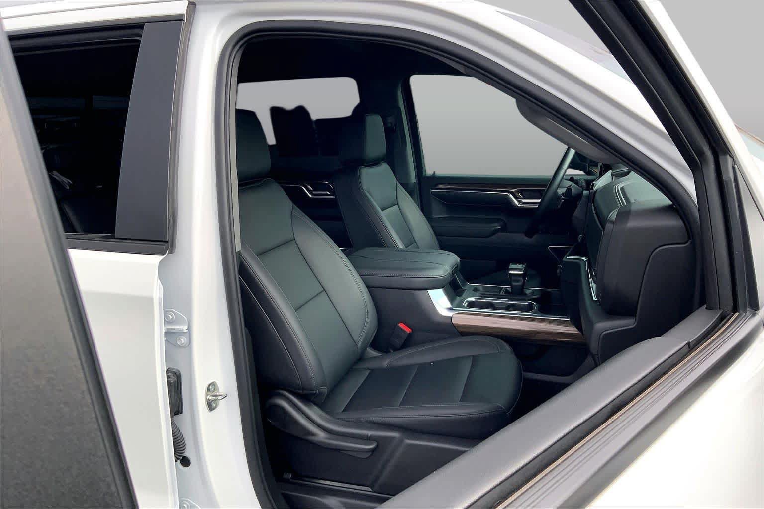 Used 2024 Chevrolet Silverado 1500 LT Trail Boss w/ Convenience Package II AWD/4WD image 9